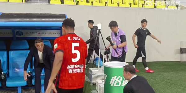 kaiyun体育网-故人相见！茹萨赛前特意找罗斯拥抱，两人曾在海港共事