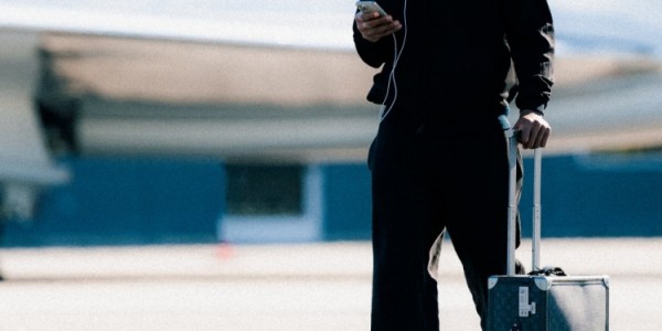 三连客挑战爵士掘金太阳！快船众将登机照 哈登微笑&amp;amp;小卡看手机