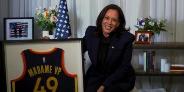 美国新任副总统是勇士球迷 库里向她赠送特殊球衣