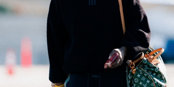 三连客挑战爵士掘金太阳！快船众将登机照 哈登微笑&amp;amp;小卡看手机