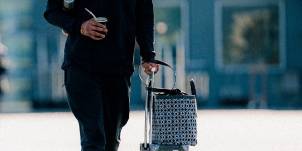 三连客挑战爵士掘金太阳！快船众将登机照 哈登微笑&amp;amp;小卡看手机