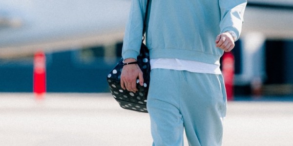 三连客挑战爵士掘金太阳！快船众将登机照 哈登微笑&amp;amp;小卡看手机