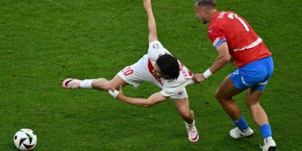 kaiyun体育网-【欧洲杯】恰尔汗奥卢托松破门！10人捷克1比2土耳其